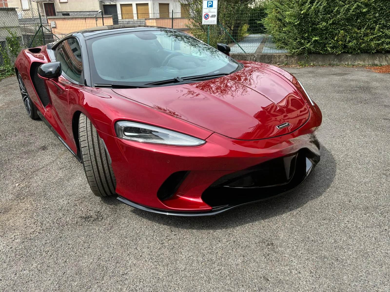 McLaren GT rossa della collezione Fine Affairs